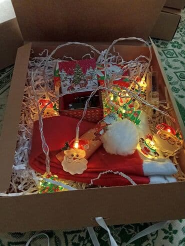 Гирлянды: Праздничные подарочные боксы с новогодним наполнением Внутри — — 1