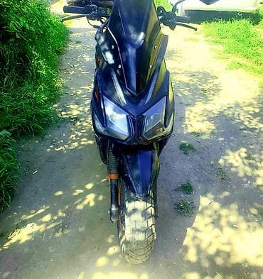 Скутер/мопед городского класса, черный цвет, агрессивная передняя