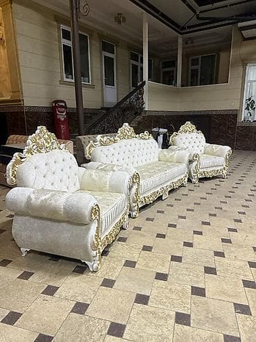 Роскошный комплект мягкой мебели в классическом барочном стиле