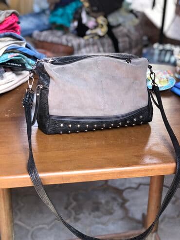 книги художественная литература: Сумки женские по 300 сом . Состояние хорошее — 3