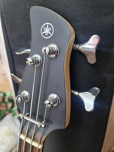 бас гитара: Бас‑гитара Yamaha + мягкий чехол + комбоусилитель Peavey MAX 158 — 2