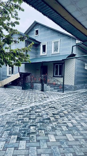 с озерное: Просторный дом с закрытым двором и хозяйственными постройками. - — 4