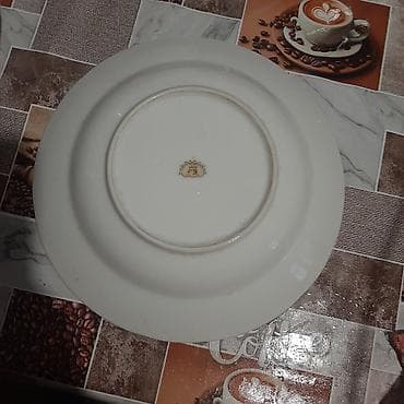 Фастфуд үчүн жабдуулар: Фарфоровая тарелка с цветочным букетом и золотым узором. - Материал — 2