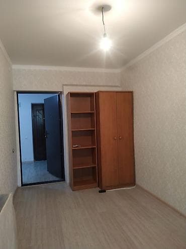 квартира гостничного типа: Продаю 1-кв. гостиничного типа, комната с балконом, дверь — 3