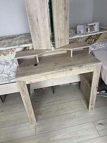 table study: Компактный стол-консоль/туалетный столик из ЛДСП под дуб — 1