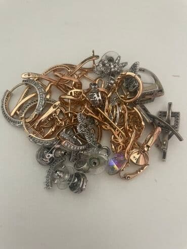 Набор серёг различных стилей и дизайнов, идеально подходящих для