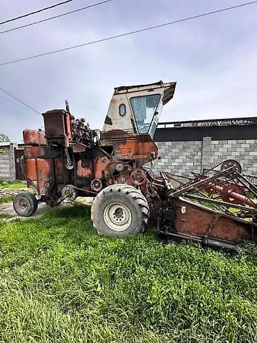 камбайн риса уборишни: Продаётся комбайн для уборки люцерны. Все заводское, включая жатку — 5