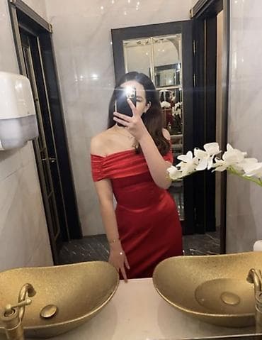 Вечернее платье насыщенного красно-рубиново цвета. - Силуэт