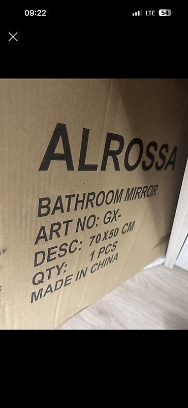 zara home: Настенное зеркало с декоративной стеклянной панелью. Есть две полочки — 6