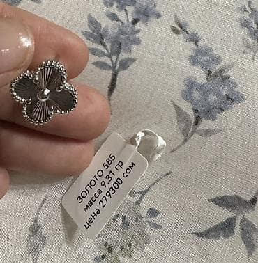 Серьги-гвоздики Van Cleef & Arpels Alhambra, белое золото 585 — 2
