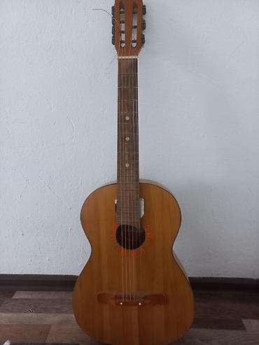 семейный велик: Классическая акустическая гитара (6 струн), тип «испанская». - Корпус — 3