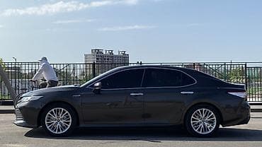 70: Toyota Camry: 2018 г., 2.5 л, Вариатор, Гибрид, Седан — 2