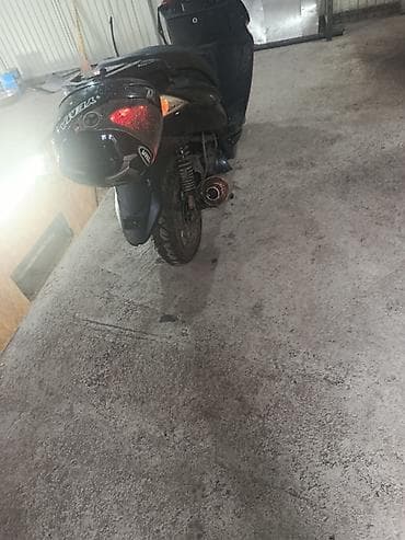 скутеры новый: Скутер Vento (-150 см³ по классу модели) в чёрном цвете. Особенности — 1