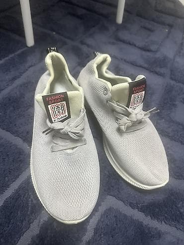 Размер 41 Кто нуждается можете забрать бесплатно.Новые не одевал