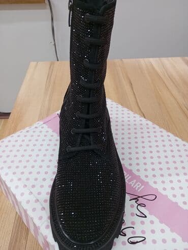 Продаются абсолютно новые классные ботинки,очень лёгкие,натуральная at lalafo.kg Продаются абсолютно новые классные ботинки,очень лёгкие,натуральная