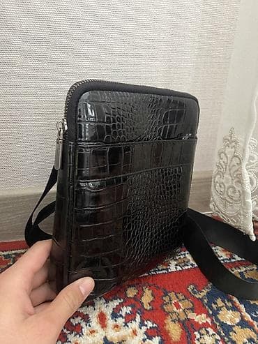 Барсетки: Сумка через плечо, вертикального формата, из глянцевого материала с — 1