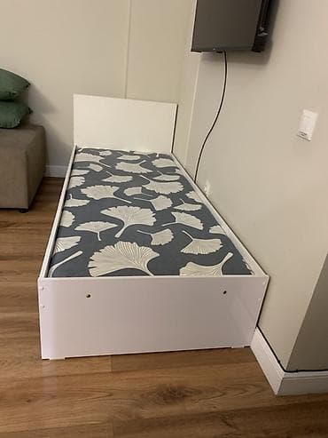 Кровати: Односпальная кровать, Б/у, С матрасом, длина - 210 см — 1