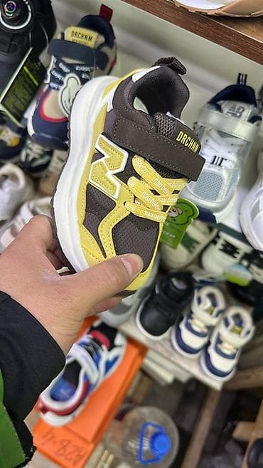 Административдик персонал: Соодага жардамчы жаш кыз же бала керек Кунуно 500 сом + саткандын — 1