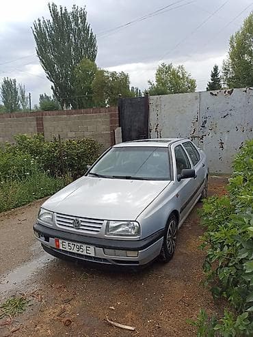 Унаа: Volkswagen Vento: 1993 г., 1.8 л, Кол менен иштөөчү, Бензин, Седан — 1
