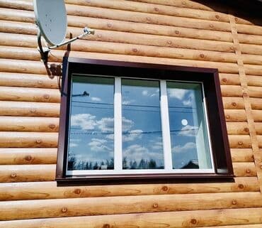 пластиковые витражи: Раздвижное окно белого цвета с коричневой отделкой, предназначенное — 3