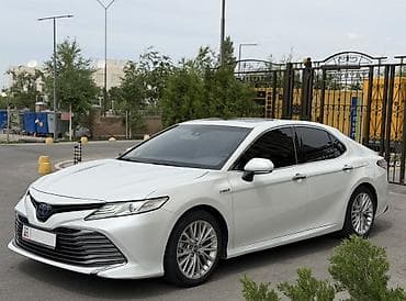таёт: Toyota Camry: 2018 г., 2.5 л, Вариатор, Гибрид, Седан — 2