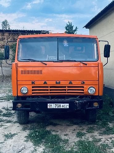 z flip 4: КамАЗ самосвал, оранжевый, 6x4. Описание: - Полноразмерный самосвал — 3