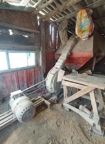 Зернодробилка/кормодробилка с загрузочным бункером и электроприводом