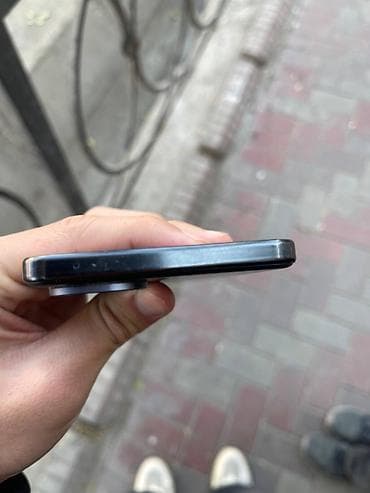 оне плюс: Смартфон с плоскими боковыми гранями и металлической рамкой. Цвет — — 3