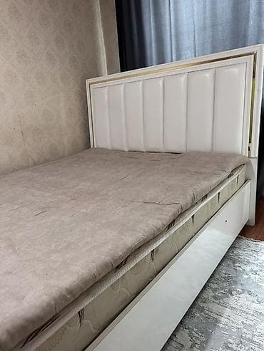 спальный кравать: Двуспальная кровать, Б/у, С мягким изголовьем, длина - 200 см — 2