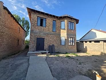 Двухэтажный кирпичный дом с участком и капитальным ограждением