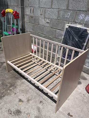 bunk bed: Отдам даром Детская кроватка из натурального дерева - Материал — 1