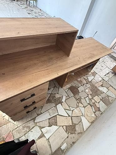 угловой офисный стол: Стойка/стол /прилавок администратора из ЛДСП под дерево - Конструкция — 3