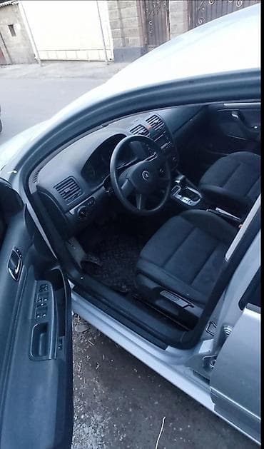 Volkswagen Golf V: 2004 г., 2 л, Автомат, Бензин, Хэтчбэк