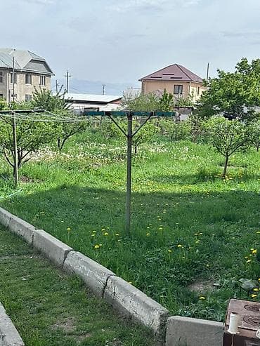 фэмили хаус: Продаётся двухэтажный дом с большим двором и садом. Основные — 2