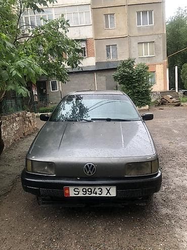 Volkswagen Passat: 1990 г., 1.8 л, Механика, Лифтбек