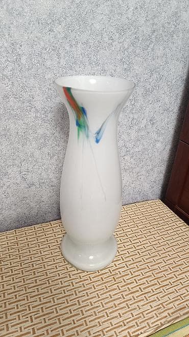 колбы вейса: Белая стеклянная ваза с художественными цветными мазками - Материал — 2