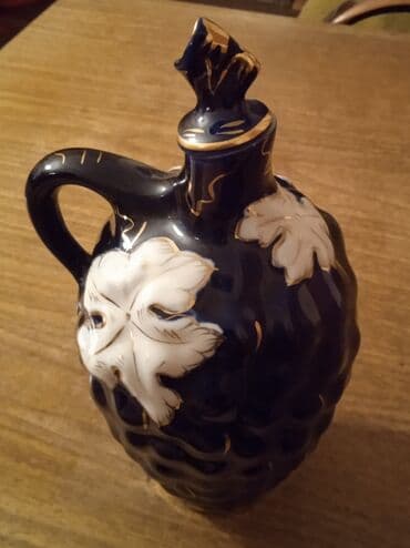 Продаю фарфоровый графин, состояние отличное. на 0,5 л. Фабрика