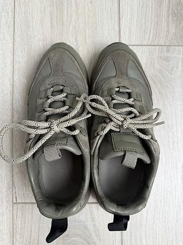 nike react: Женская обувь цвет хаки
В хорошем состоянии
38-38,5 размер — 4