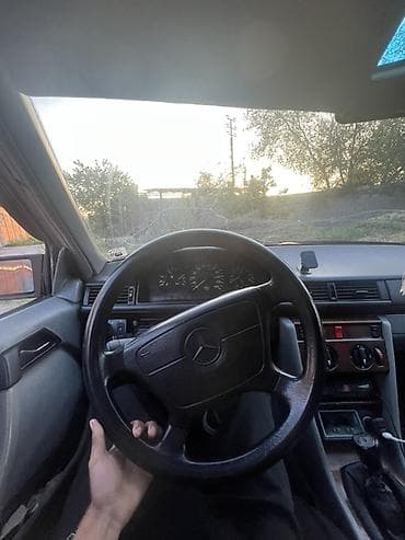 Mercedes-Benz W124: 1994 г., Механика, Бензин, Седан — 3