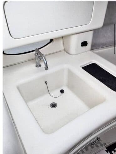 грузовой мото: Моторная яхта-кабриолет (круизер) с закрытой рубкой и носовой палубой — 7