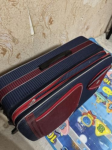 Чемодан большой Передний колесики сломанны Ездеет задними