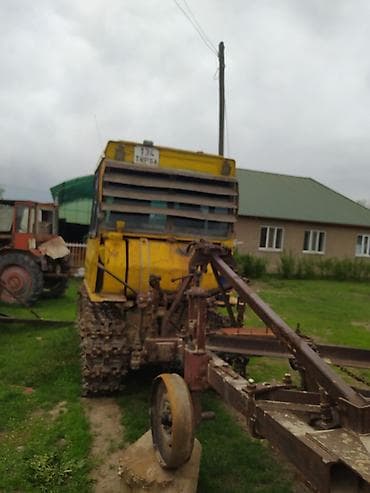 продаю трактор т28: Гусеничный трактор (желтый), универсальный для сельхозработ и — 4