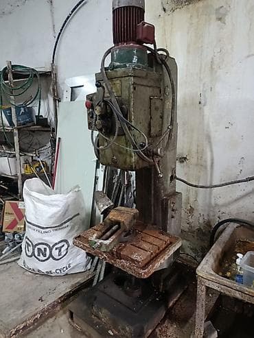 Вертикально‑сверлильный станок (настольно-напольный формат) c тисками