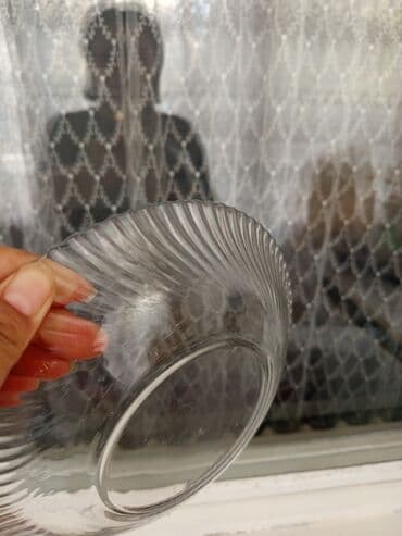 Продаю тарелочки стекло,с узорами листья и другая тарелка стекло но