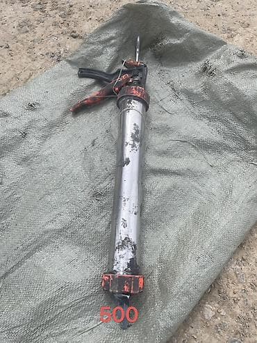 пистолет для компрессора: Набор инструмента и оснастки. В наличии по фото: - Ручной шприц для — 1