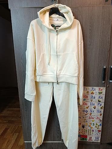 ночной одежда: Спортивный костюм унисекс, молочный цвет. Состав и ткань: - Мягкий — 1