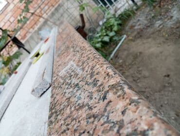 цена на столешницы для кухни: Гранитная плита с полированной поверхностью, демонстрирующая — 1