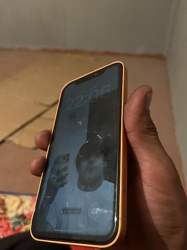 pixel 4a: Смартфон с корпусом золотисто‑оранжевого цвета и плоскими гранями. На — 4