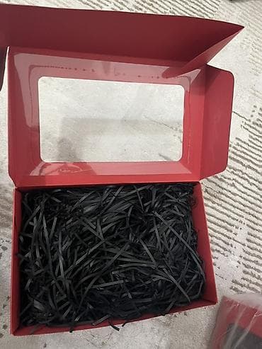 Подарочная коробка с окном и наполнителем. - Материал: плотный картон