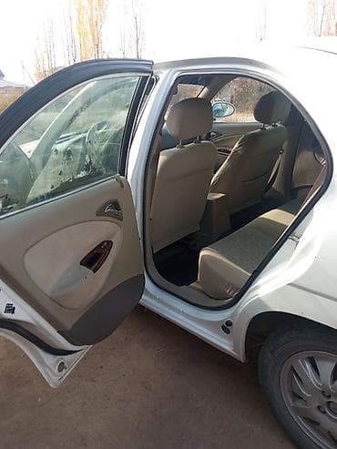 сары булун: Daewoo Nubira: 2001 г., 1.5 л, Кол менен иштөөчү, Бензин, Седан — 6